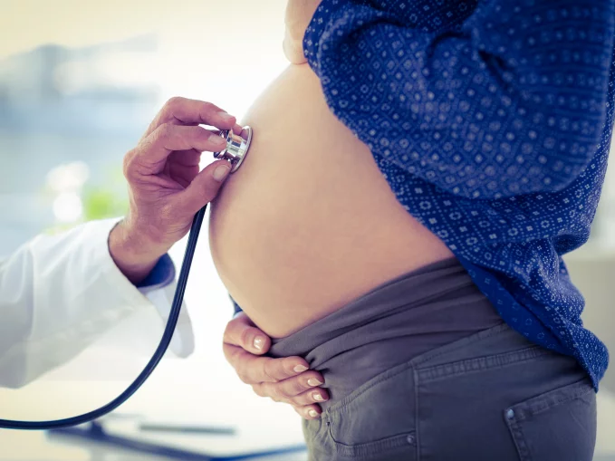 A terhesség és a szülés vérzékenységgel is biztonságos lehet, a megfelelő orvosi felügyelet mellett