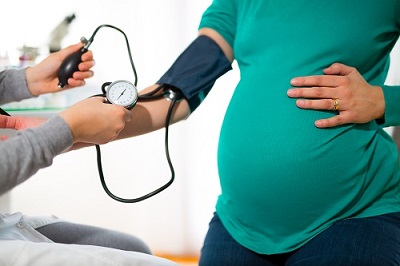 A terhességi magas vérnyomást feltétlenül kezelni kell.